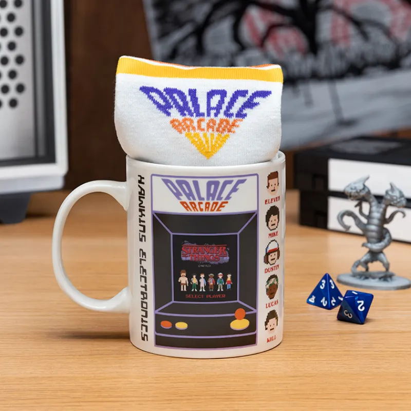 Paladone Products Stranger Things^Set de Taza y Calcetines Stranger Things Palace Arcade