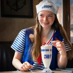 Cinereplicas Stranger Things^Vaso y pajita para batido Scoops Ahoy - Stranger Things